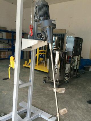 鋁合金材質(zhì)，外形美觀，結(jié)構(gòu)輕巧，操作移動簡便。