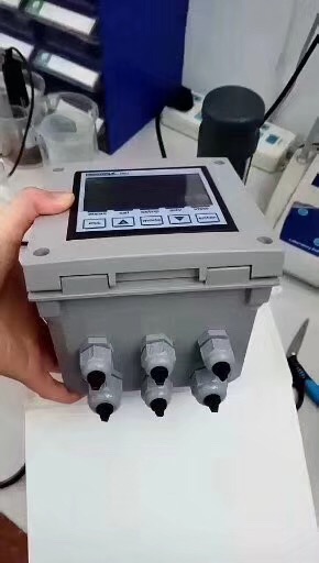 是一款適用于需要同時監控多個參數的復雜應用場合的多參數儀表，具有獨立的比例控制輸出，兩路可調 頻率輸出，RS485串行接口（MODBUS協議），三個繼電器輸出，探頭質量顯示和數據記錄功能