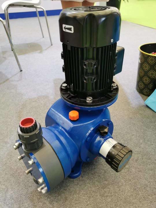 電機驅動計量泵，具有機械隔膜接液端和機械復位裝置。