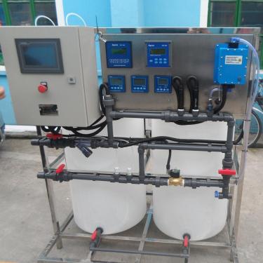 1.通過熒光示蹤原理，不管系統(tǒng)處于何種狀態(tài)，直接檢測水處理劑有效組份，測量誤差小于正負(fù)0.1mg/1(1mg/1)，控制誤差小于正負(fù)0.5mg/1(5mg/1).  2.BTSJ型循環(huán)水自動(dòng)加藥系統(tǒng)處于有多條補(bǔ)充水管線或排污不易控制的系統(tǒng)優(yōu)越性更明顯。  3.對于發(fā)展中的低磷和無磷配方的藥劑特別適合。  4.同時(shí)方便于原非自動(dòng)加藥的升級改造，使之成為熒光示蹤加藥