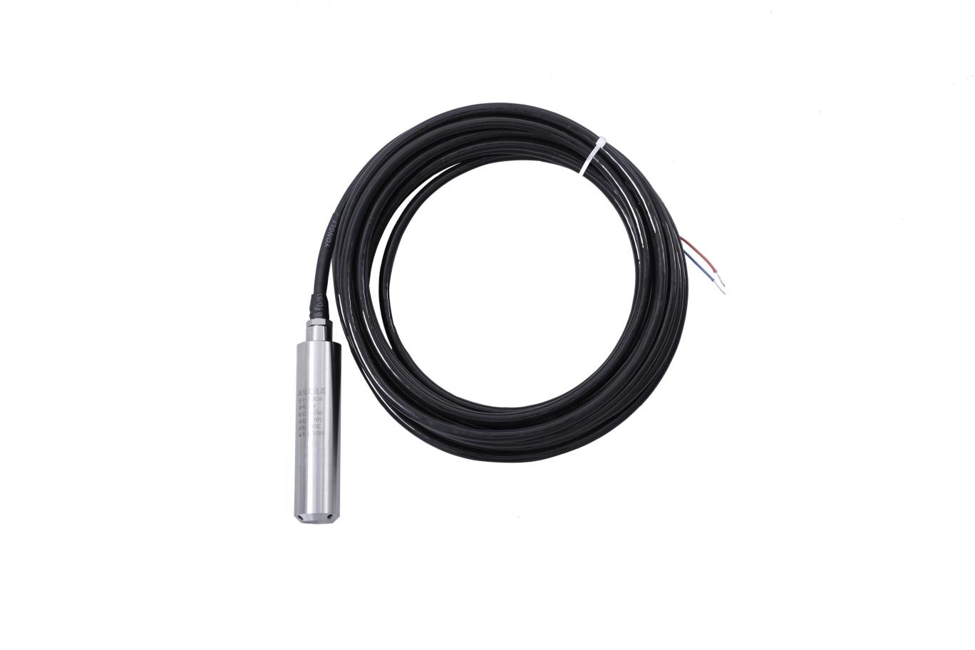 把與液位深度成正比的液體靜態壓力準確測量出來，經過信號調理電路轉換成標準（電壓或電壓）信號輸出，建立起輸出信號與液位深度的線性對應關系，實現對液體深度的測量。由傳感器、導氣電纜、不銹鋼筒等組成。產品精度高、體積小，直接投入液體中，即可測量出變送器末端到液面的液體高度，使用方便。適用于石油、化工、電廠、城市供水、水文勘探領域的液位測量與控制。