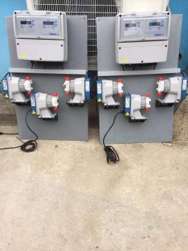 三臺或者四臺加藥計量泵可選，投加絮凝劑計量泵， 加酸計量泵，加氯計量泵和除藻劑加藥泵。