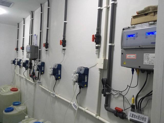 包含：PH測試儀，ORP測試儀，余氯測試儀，濁度測量儀，溫度等測量參數顯示儀表  三臺或者四臺加藥計量泵可選，投加絮凝劑計量泵， 加酸計量泵，加氯計量泵和除藻劑加藥泵。
