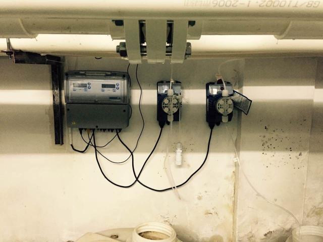 PH測試儀，ORP測試儀，余氯測試儀，濁度測量儀，溫度等測量參數顯示儀表  三臺或者四臺加藥計量泵可選，投加絮凝劑計量泵， 加酸計量泵，加氯計量泵和除藻劑加藥泵