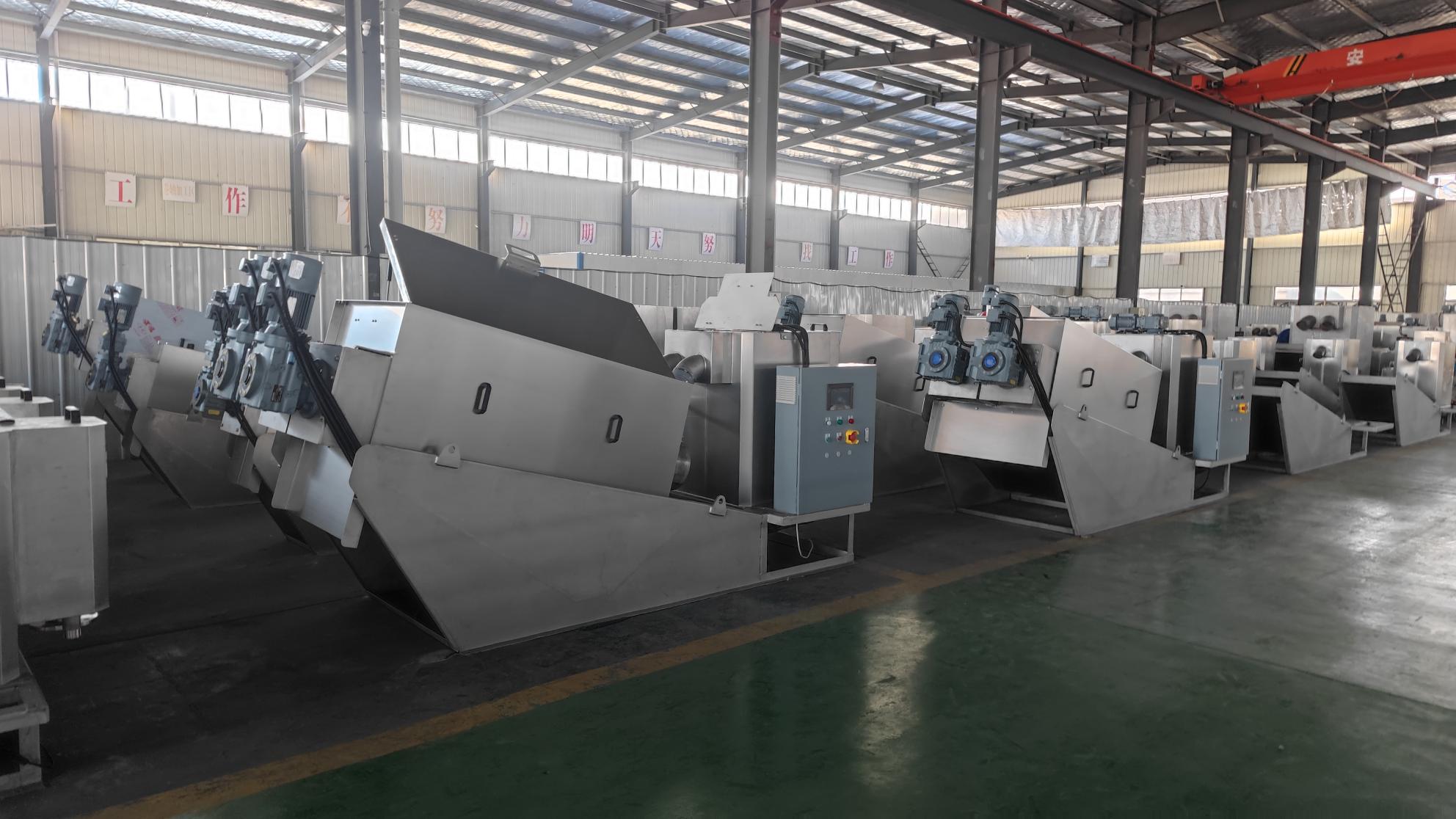 疊螺式污泥脫水機(jī)是集全自動(dòng)PLC控制柜、污泥濃縮脫水本體及絮凝箱于一體，可在全自動(dòng)運(yùn)行的條件下，實(shí)現(xiàn)高效的絮凝，連續(xù)完成污泥濃縮壓榨脫水工作，將收集的濾液回流或排放，脫水的污泥排出。