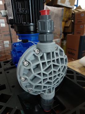 M51系列泵是一種機械隔膜計量泵，具有彈黃復位機械裝置和鋁制外殼。